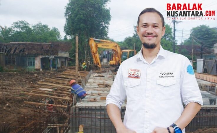 Ketua Umum Baralak Nusantara, Yudistira, berdiri di lokasi proyek pembangunan Jembatan Cimoyan di Lebak yang tengah menjadi sorotan terkait dugaan ketidaksesuaian spesifikasi baja.