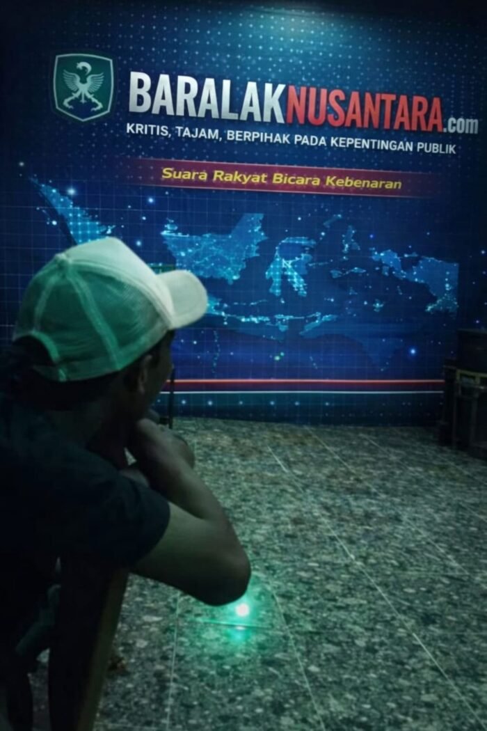 Seorang pria duduk menghadap layar berlatar peta Indonesia dengan tampilan BaralakNusantara.com dan headline “Suara Rakyat Tak Pernah Padam”, menggambarkan komitmen media terhadap kritik dan kepentingan publik.