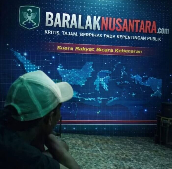 Seorang pria duduk menghadap layar berlatar peta Indonesia dengan tampilan BaralakNusantara.com dan headline “Suara Rakyat Tak Pernah Padam”, menggambarkan komitmen media terhadap kritik dan kepentingan publik.
