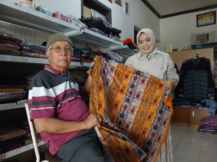 engusaha asal Malaysia bersama pengelola Batik Chanting Lebak sedang meninjau dan memeriksa kualitas kain batik bermotif khas di dalam galeri