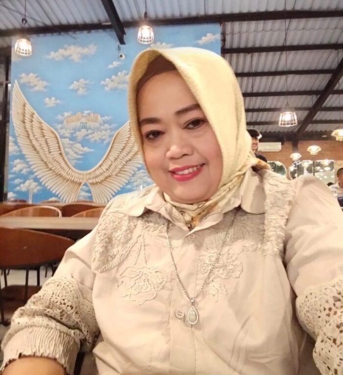 Potret Umsaroh, kepala sekolah SDN Bojongleles 1 Kecamatan Cibadak Lebak yang juga dikenal sebagai penggerak UMKM Batik Canting.