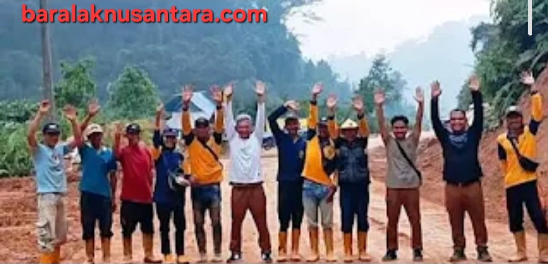 Alat berat membersihkan material longsor dan tumpukan batu di ruas jalan Cipanas–Ciparay, Kabupaten Lebak.